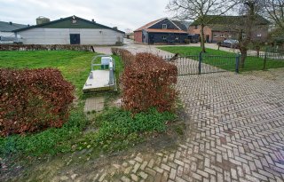 De toegang tot het bedrijf is afgesloten met een hek. De kadaverkoeling is vanaf de openbare weg bereikbaar.