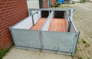 Bak voor het verplaatsen van vier tomen gespeende biggen tegelijk. 