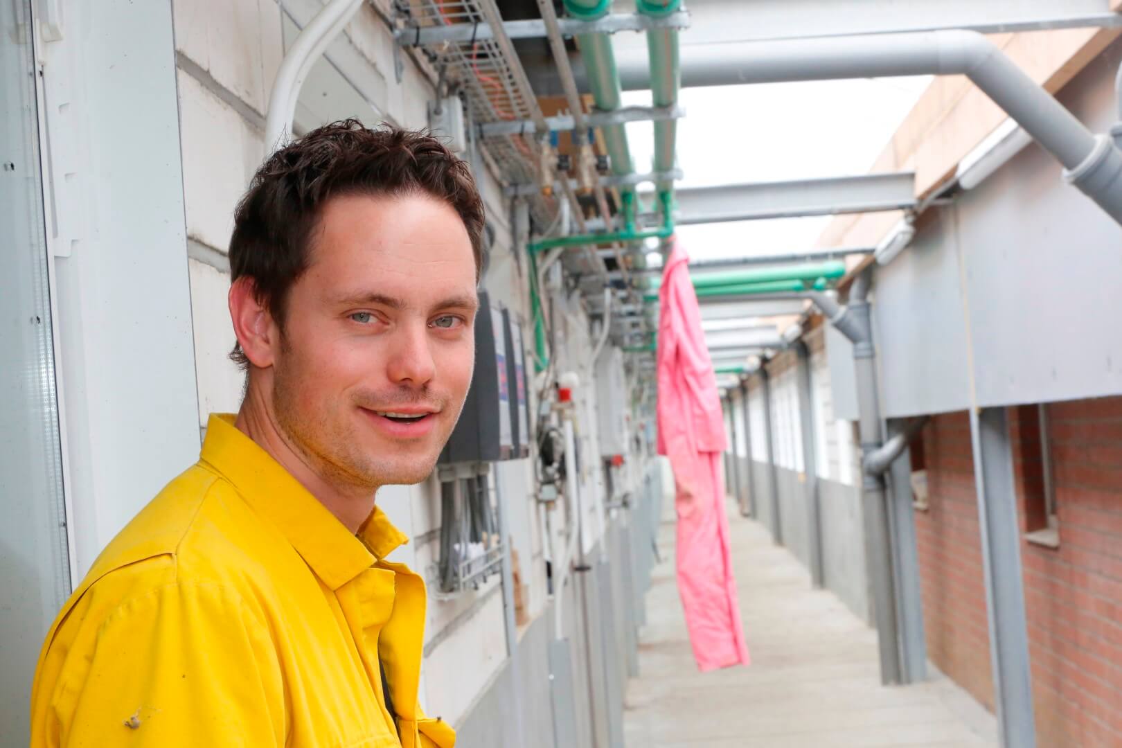 Mark Steentjes houdt in maatschap met vader Bennie en moeder Irma in Etten (Gld.) 800 zeugen. Vorig jaar namen ze een nieuwe biggenstal in gebruik. Met 6,25 biggenplaats per zeug is de bezettingsgraad laag. Gemiddeld speent Steentjes 31 biggen per zeug per jaar.