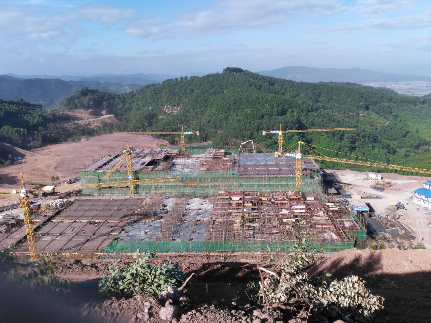 Het meest prestigieuze project is dit enorme complex. In razend tempo worden hier vier flats met zeven verdiepingen gerealiseerd. Elke verdieping wordt een complete unit met 1.100 zeugen. Liften worden benut voor het afvoeren van biggen direct na spenen. 