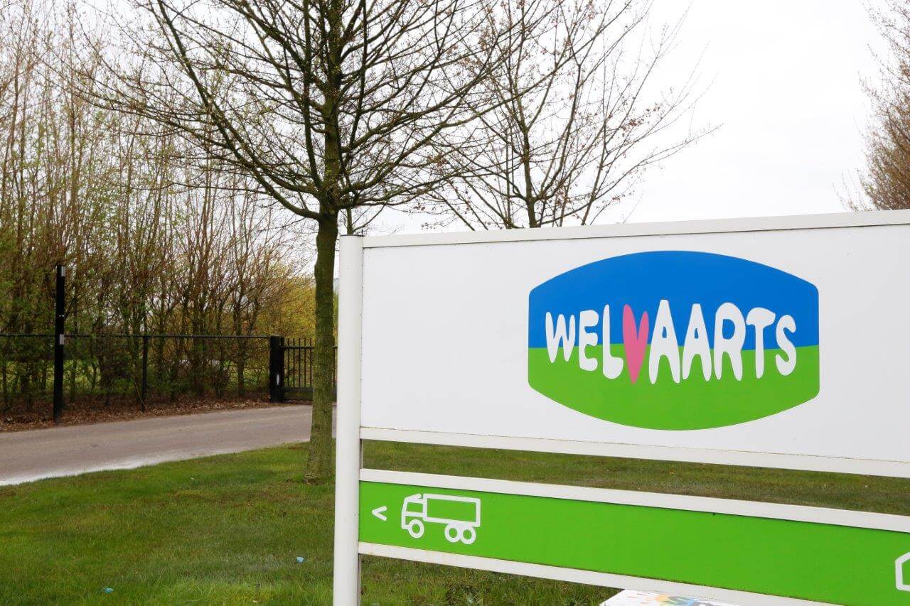 Het bedrijfsbord wijst duidelijk welke inrit bestemd is voor vrachtwagens die via de vuile weg het  erf op moeten. De rechter inrit is bestemd voor het personeel en bezoekers. 