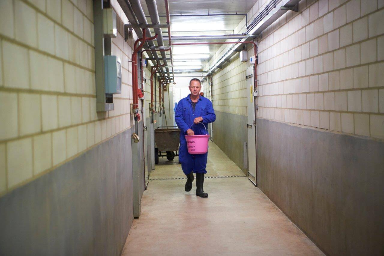 De entsof is voor in de stal aaangemaakt. Al roerend loopt Peter van Els naar de ruimte met de dosator.