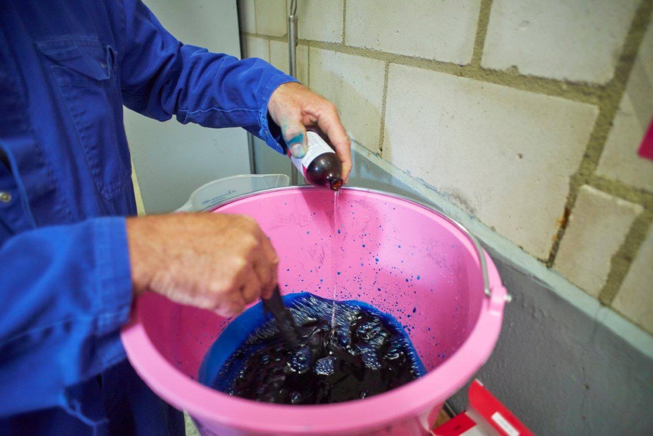 er moet goed geroerd worden tijdens het toevoegen van de entstof.