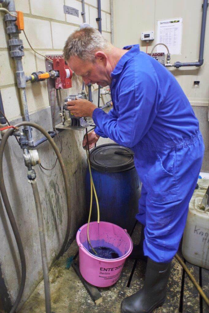 De eerste check: zorgen dat dosator de vloeistof goed aanzuigt en dat er geen luchtbellen in het systeem zitten. Als dat in orde is, vertekt Van Els naar het paneel met afsluiters op de centrale gang.