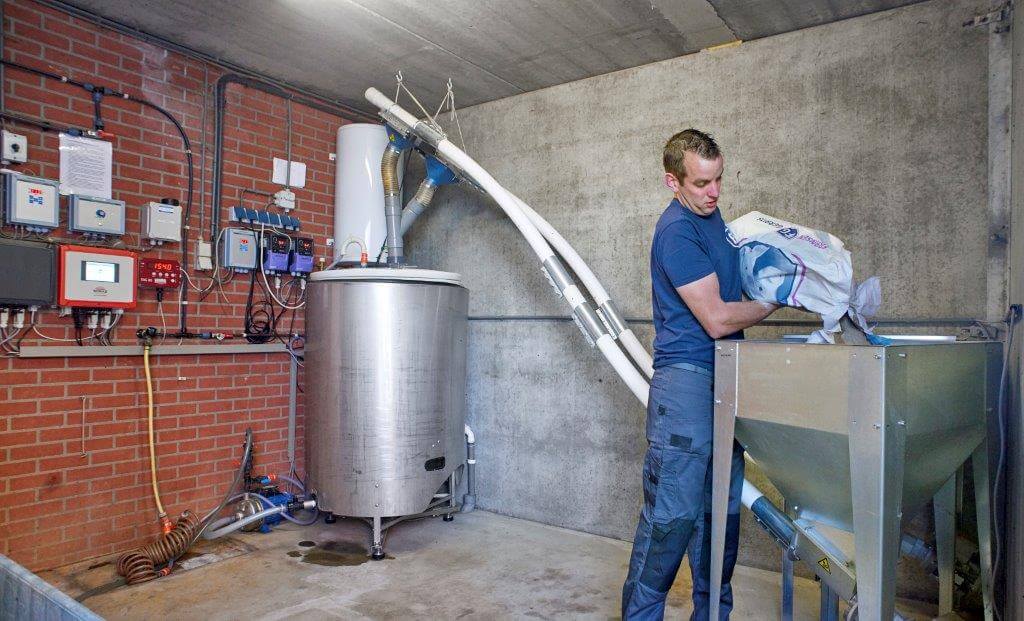 De ruimte waar de fermentatie-unit is geplaatst, is ruim en netjes. Een ideale omgeving om makkelijk en secuur te werken. De resultaten van melkzuurrijk brijvoer bewijzen dat de gezondheid flink is verbeterd. Problemen met speendiarree en streptokokken zie ik sindsdien niet meer.