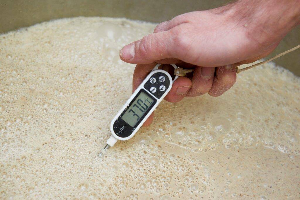 De brij komt elke dag weer met 37 graden Celsius in de voerketel. Keurig zoals het is ingeprogrammeerd.