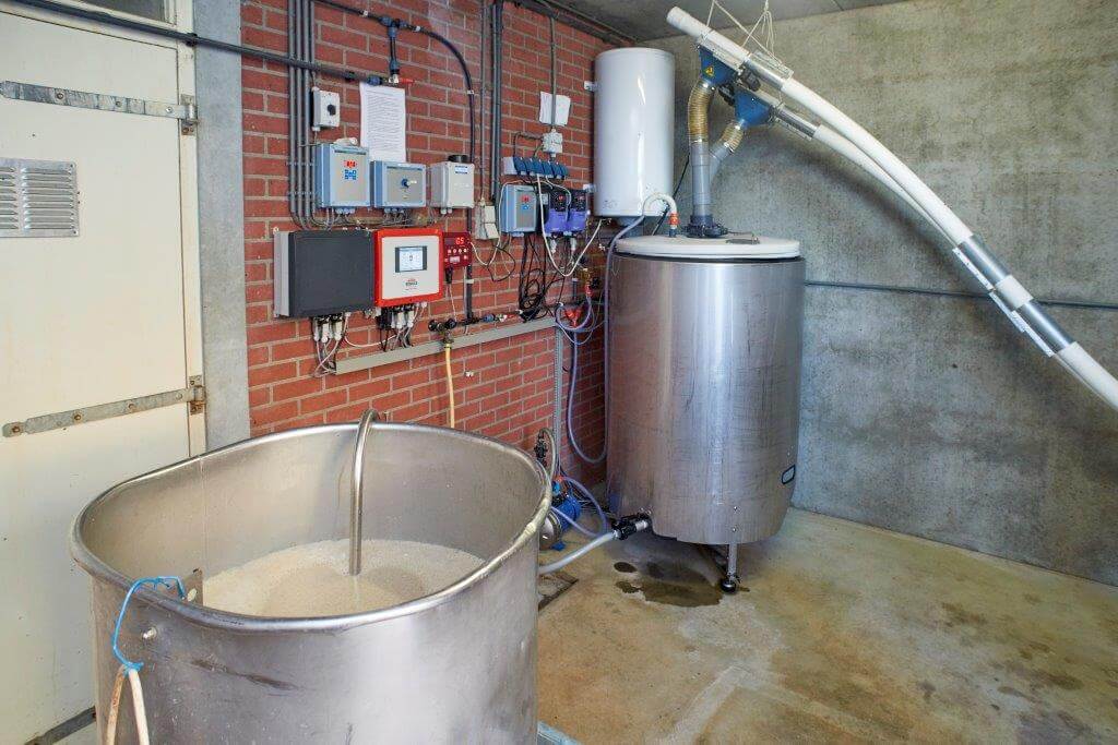 In enkele minuten zit de warme brij in de goed manoeuvreerbare voerketel op vier stevige wielen.