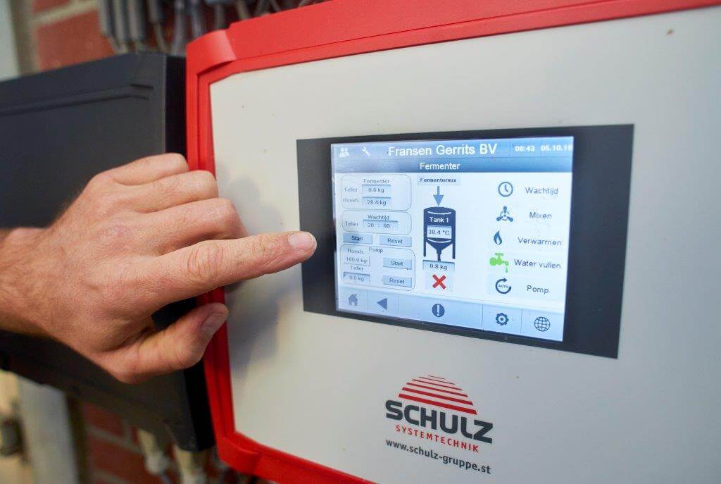 Met een druk op de knop start de pomp om de inhoud van het fermenteervat in de ketel te pompen.