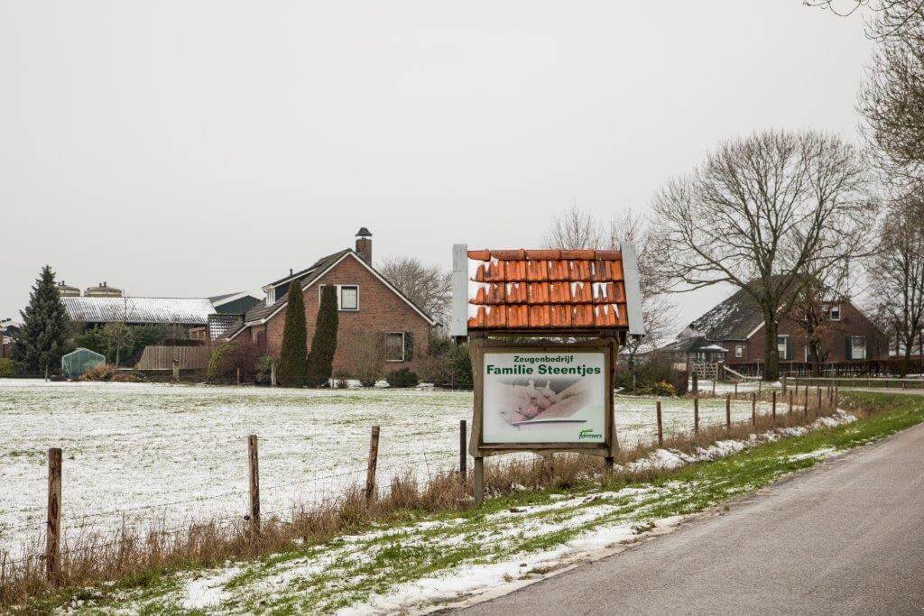 Bij de toegang naar het zeugenbedrijf komt een tweede kadaverkoelinng, zodat Rendac niet meer bij de stal hoeft te komen.