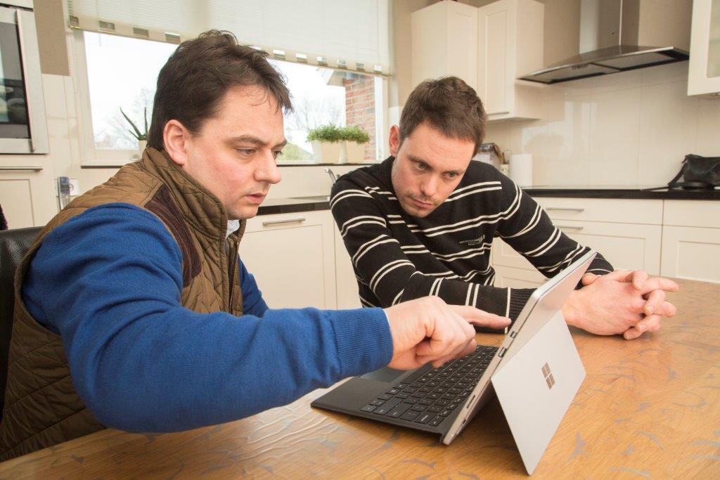 Tim van Sprang en Mark bekijken de uitslag van het laatste onderzoek.