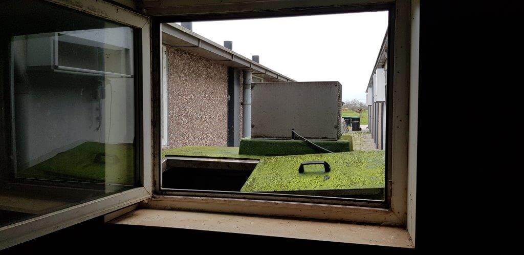 De kadaverkoeling voor gestorven biggen is van binnen uit bereikbaar.