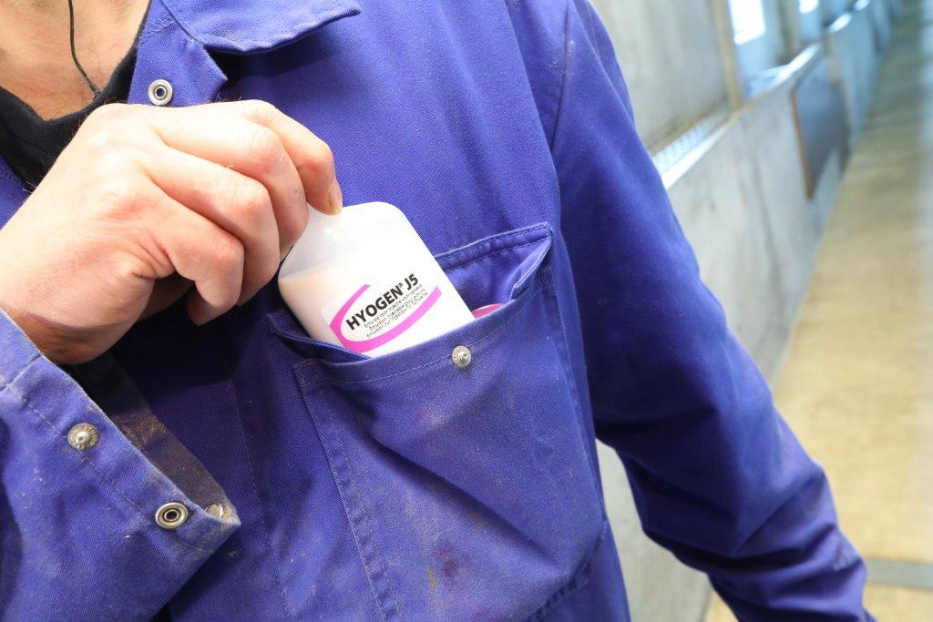 Medewerker Bas Gerritsen bewaart het vaccin in zijn borstzak, zodat het goed op temperatuur is op het moment van vaccineren.