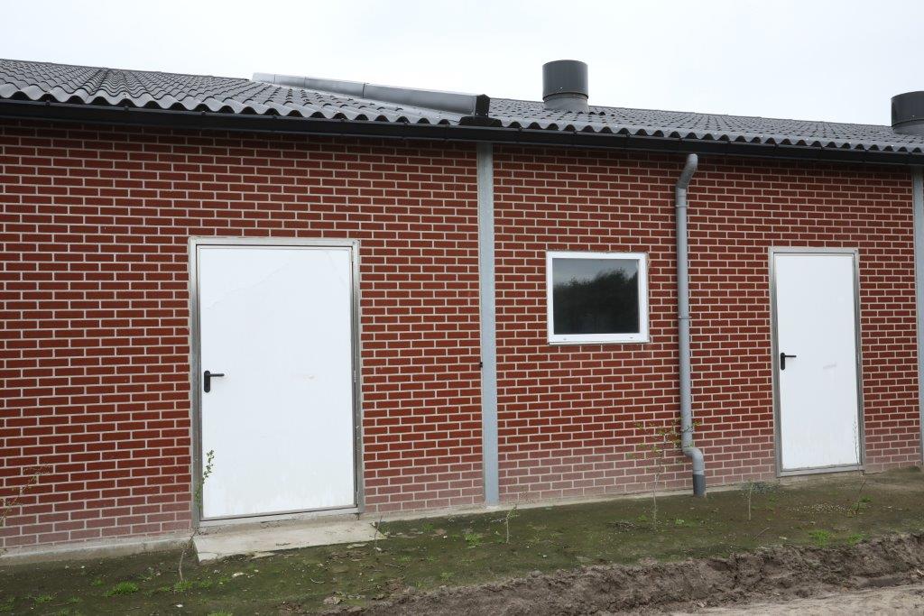 De stal voor de gespeende biggen is in het midden gescheiden door een betonmuur die vanuit de kelders doorloopt tot in het dak. Hierdoor ontstaan twee brandcompartimenten.