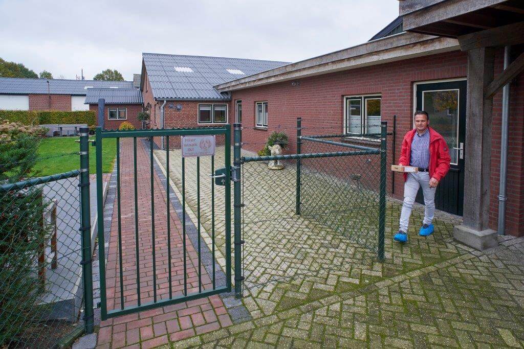 Er is voor mensen van buiten maar één toegang tot het bedrijf.