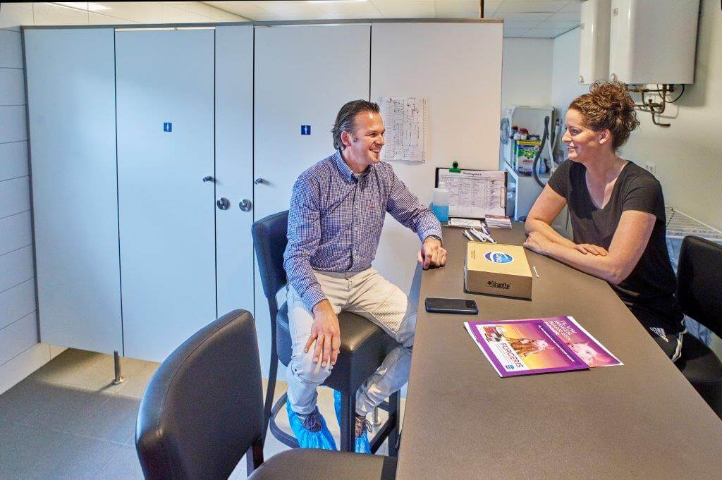 Bezoekers kunnen hier zonder het bedrijf te betreden overleggen. Moeten ze wel naar binnen dan is douchen en omkleden uiteraard verplicht.