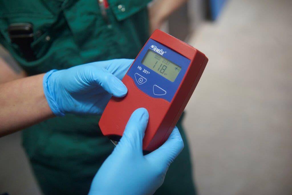 Dit instrument meet direct de hemoglobine-waarde in het bloed. Bij een waarde boven de 110 zit er voldoende hemoglobine in het bloed en is de ijzervoorziening dus goed.