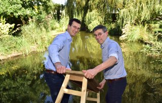 Broers+Jan+en+L%C3%A9on+Smits+zweren+bij+brijvoer+voor+varkens