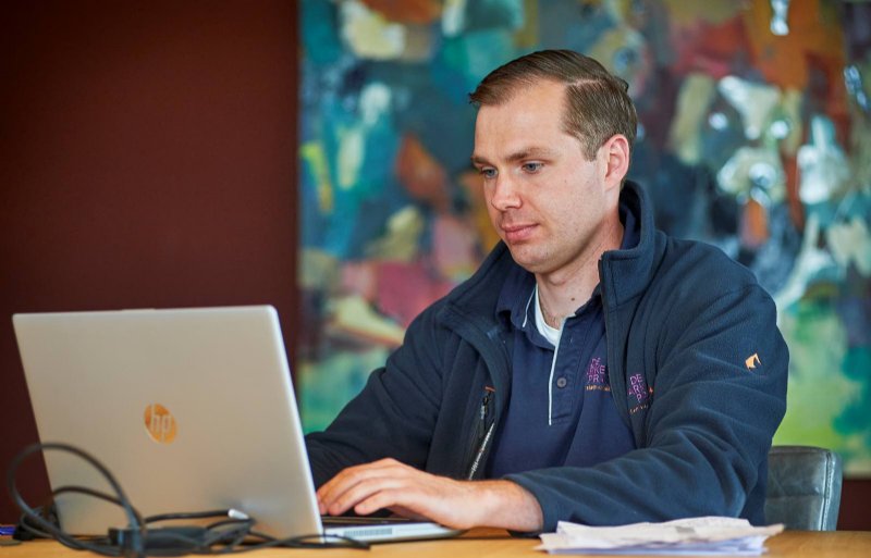 Het bijhouden van de administratie is een belangrijk onderdeel van het vak van Fabrice Ariës.
