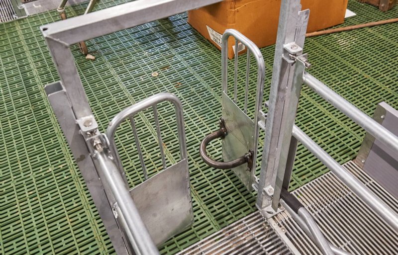 Speciale beugels worden nog op elk boxpoortje gelast.
