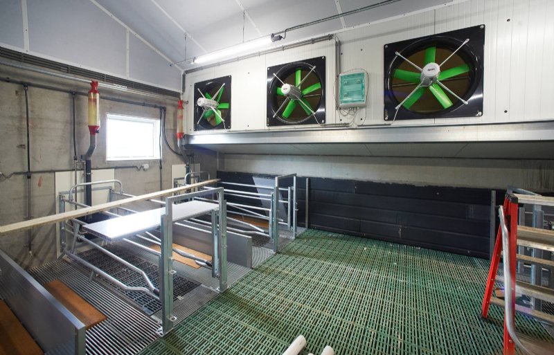 Ventilatoren duwen de lucht direct door de luchtwasser.
