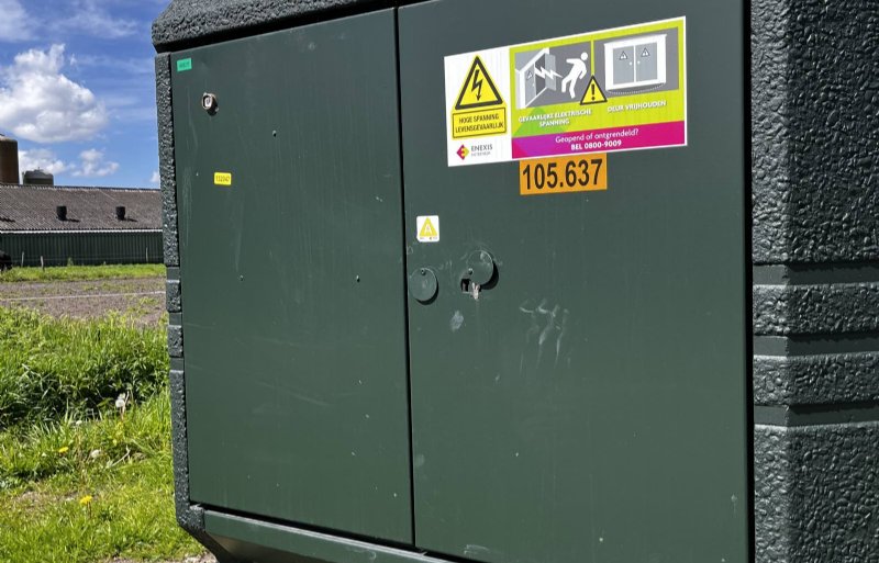 Bovenaanzicht van een duurzaam varkensbedrijf met brijvoedering, een vergistingsintallatie waarvan restwarmte wordt benut en een weide met zonnepanelen.
