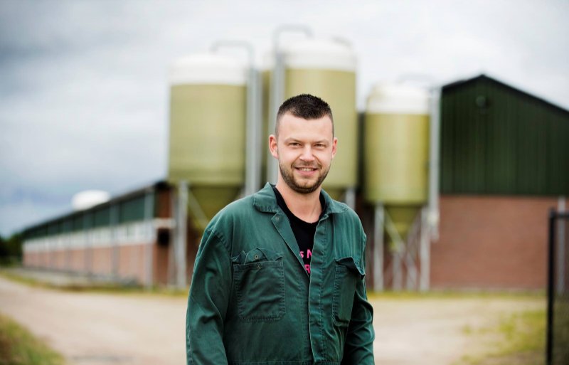 Bij Freek, Pierre en Bianca Vermeulen in Panningen lopen vierhonderd Topigs 20 zeugen in de stal. Dat bevalt nog steeds goed en ze spenen er jaarlijks 33 biggen per zeug mee. De circa 4.300 aanwezige vleesvarkens van de TN Tempo eindbeer realiseren normaal gesproken gemiddeld 950 gram groei per dag, met een voerconversie van 2,2.
