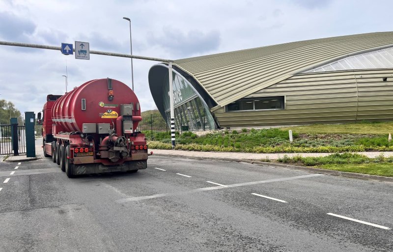 Een vrachtauto met varkensmest rijdt door de poort bij de mestverwaardingsinstallatie van Twence in Zenderen.