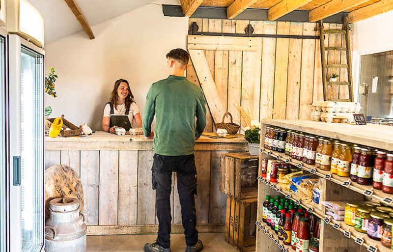 De Vennekuus verkoopt het eigen biologische varkensvlees in de bioboerderijwinkel.