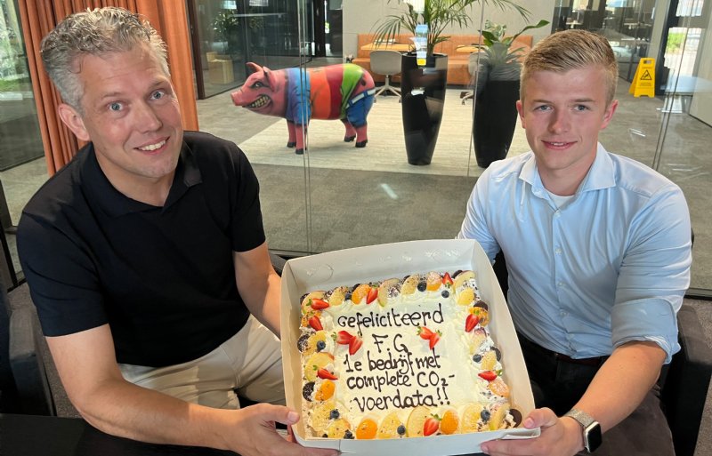 Jan van Haperen van Fransen Gerrits ontving van Finn de Bruijn een taart. Het bedrijf was de eerste diervoederfabrikant die van elke grondstof alle dertien punten voor de voetafdrukberekening compleet en betrouwbaar aanleverde