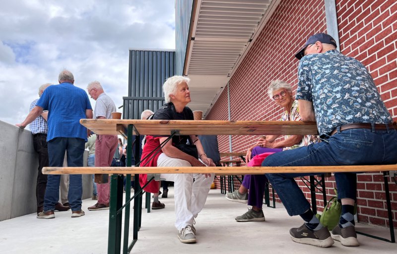 De aan- en afvoergang voor dieren is benut als terras in de open lucht.