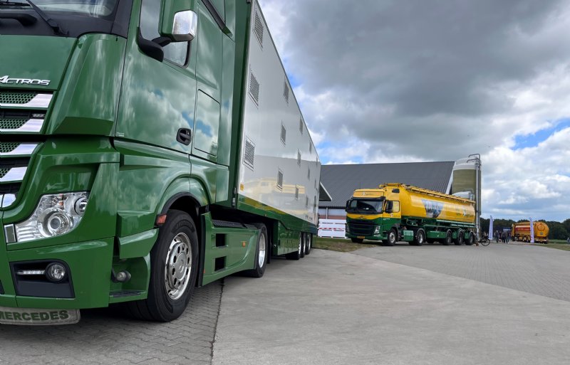 Diverse nette vrachtauto's geleiden bezoekers naar de nieuwe kraamstal.