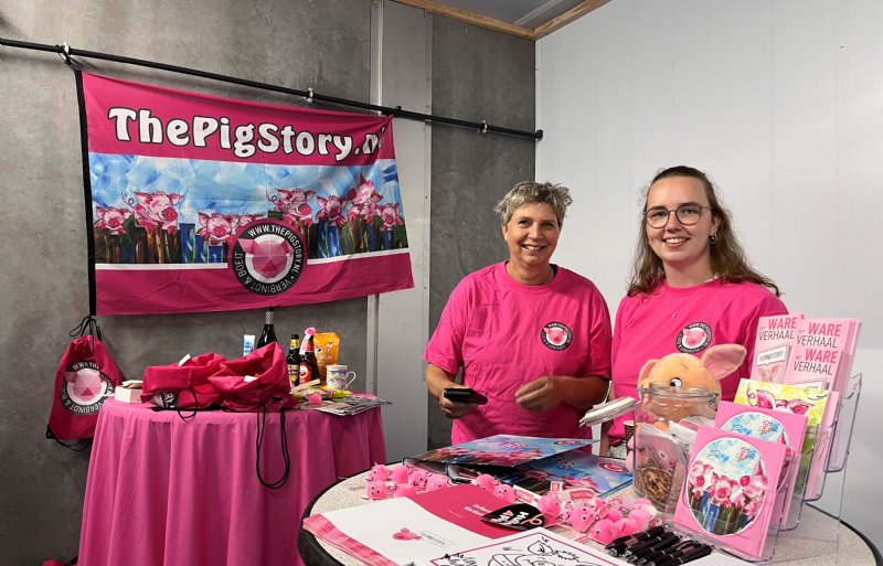 Annemarie Noordman en Pleun Leeijen bemannen de fleurige stand van The Pig Story.