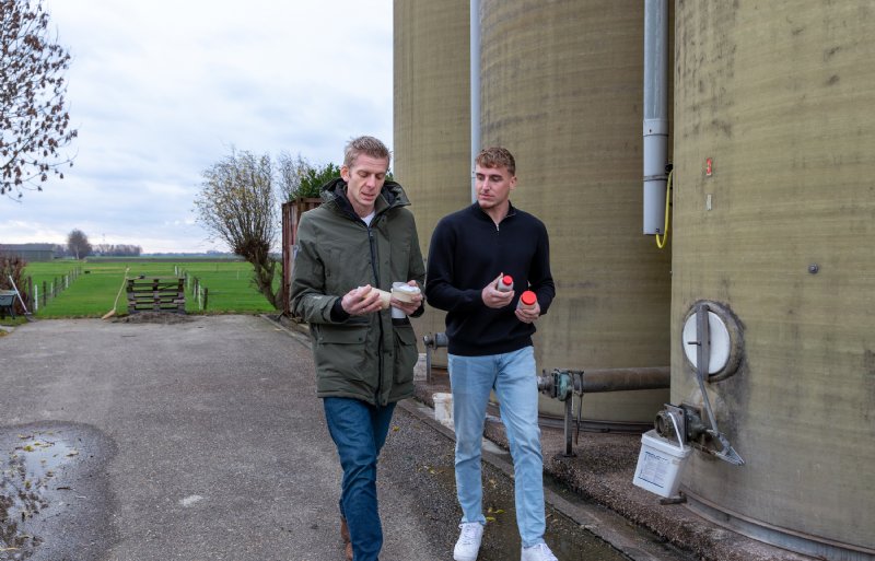 Dani Nouws en Bram van Veen hebben diverse potjes gevuld met vochtrijke producten.